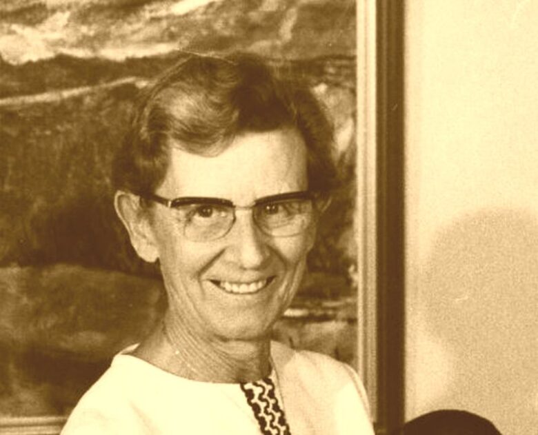 Joan Curran, o cómo despistar al enemigo liberando tiras de papel aluminio en el aire