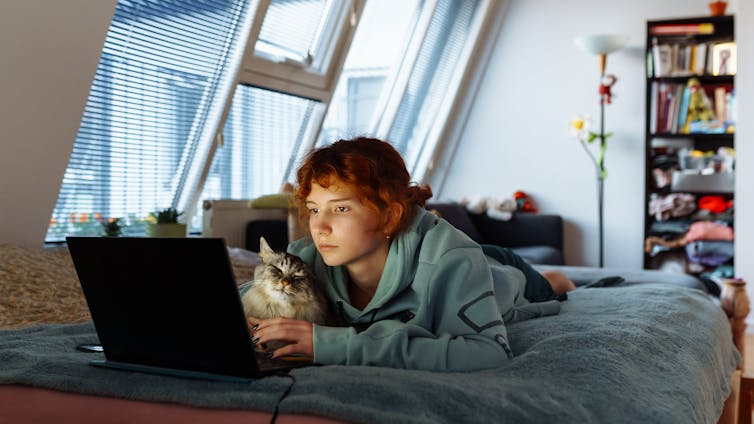 Las chicas perciben menos que los chicos los sesgos de género de la IA