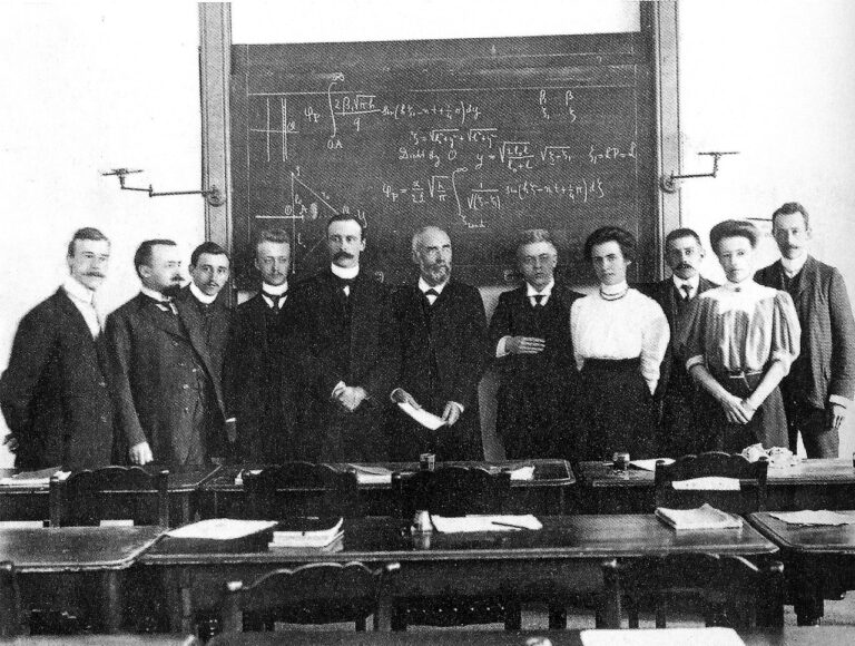 Hendrik_Antoon_Lorentz_met_zijn_studenten_in_de_collegekamer,_Universiteit_Leiden,_1909