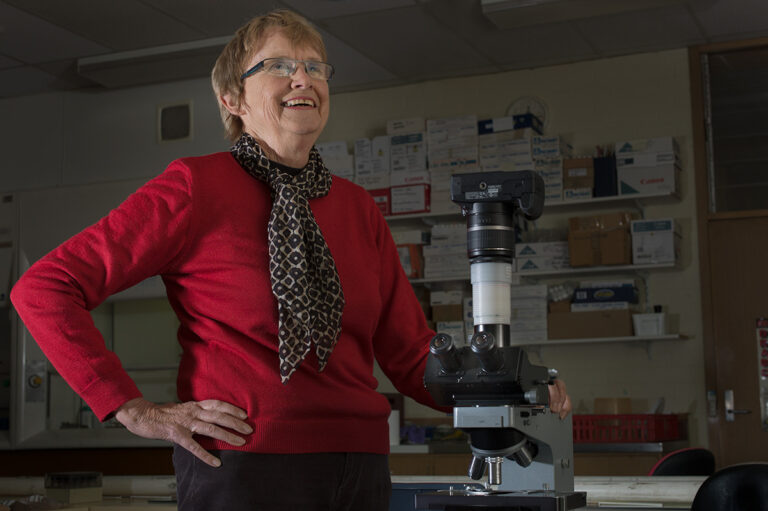 Elizabeth Truswell (1941), científica e ilustradora australiana maravillada ante los granos de polen