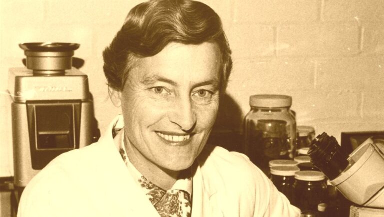 Isabel Joy Bear, la científica que puso nombre al aroma de la lluvia