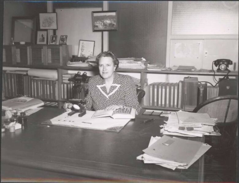 Irene Crespin (1896-1980), geóloga australiana indagando entre fósiles y yacimientos de petróleo