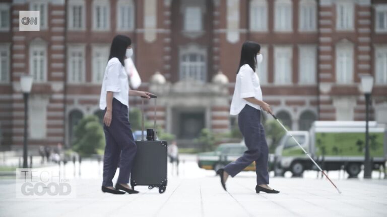 201002125143-chieko-asakawa-smart-suitcase-spc-intl-00012614