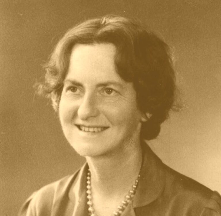 Emily Anderson: historiadora de la música de día, descifradora de códigos de noche