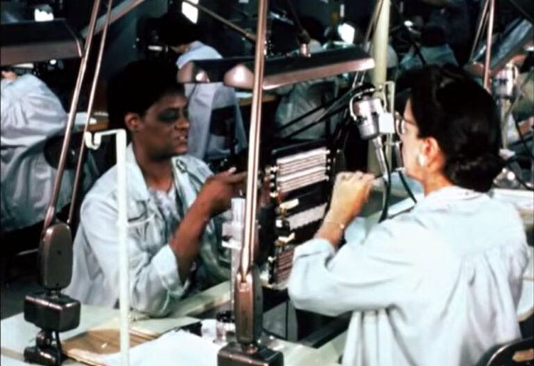 Las mujeres que «tejieron» el software del programa Apolo